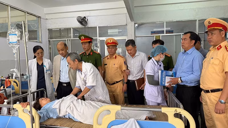 Lãnh đạo thành phố Đà Nẵng đến thăm các nạn nhân bị thương trong vụ tai nạn giao thông.
