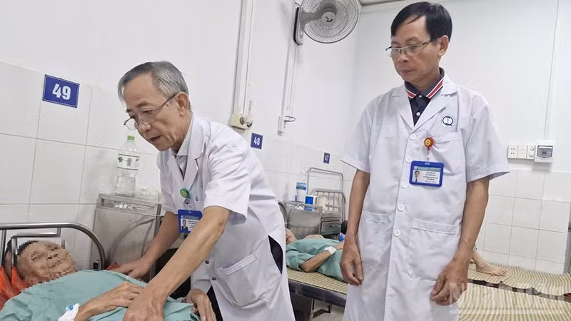 Phó Giám đốc phụ trách Bệnh viện đa khoa Quảng Nam Nguyễn Ngọc Văn Khoa (giữa), thăm hỏi và động viên bệnh nhân nghi bị ngộ độc thực phẩm. (Ảnh: MC)