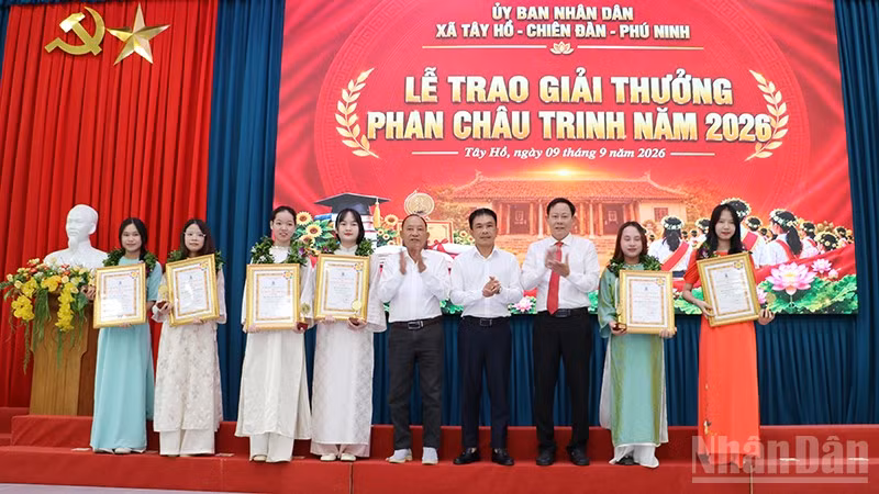 Các đại biểu lãnh đạo trao Giải thưởng Phan Châu Trinh năm 2026 cho các cá nhân. (Ảnh: ANH QUÂN)