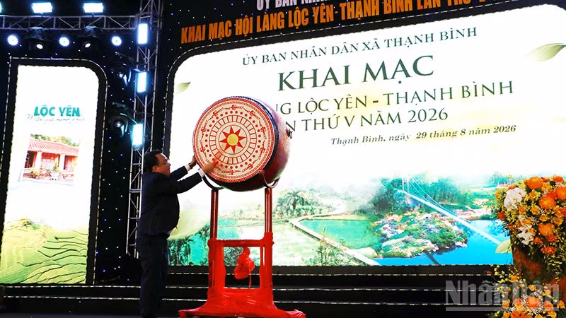 Lãnh đạo xã Thạnh Bình đánh trống khai hội. (Ảnh: Anh Quân)