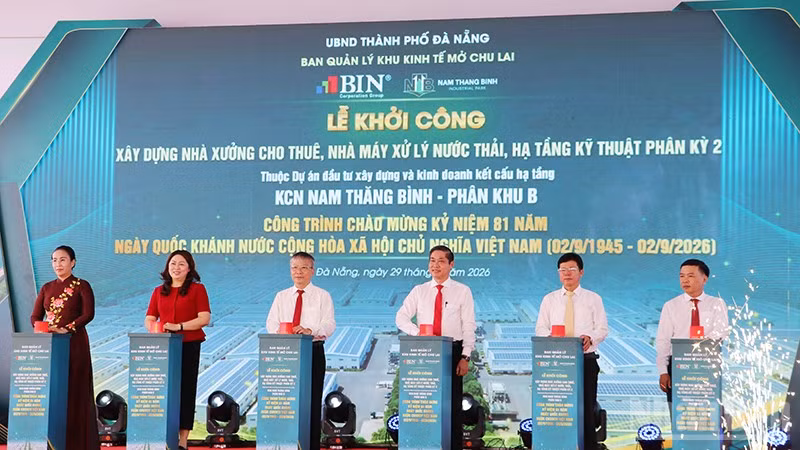 Các đại biểu ấn nút khởi công 3 hạng mục thuộc Dự án Khu công nghiệp Nam Thăng Bình - Phân khu B. (Ảnh: Anh Quân)