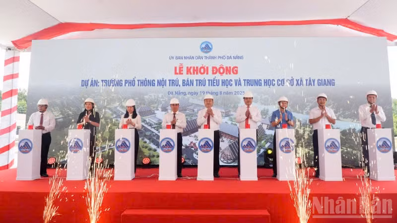 Các đại biểu thực hiện nghi thức ấn nút khởi động dự án.