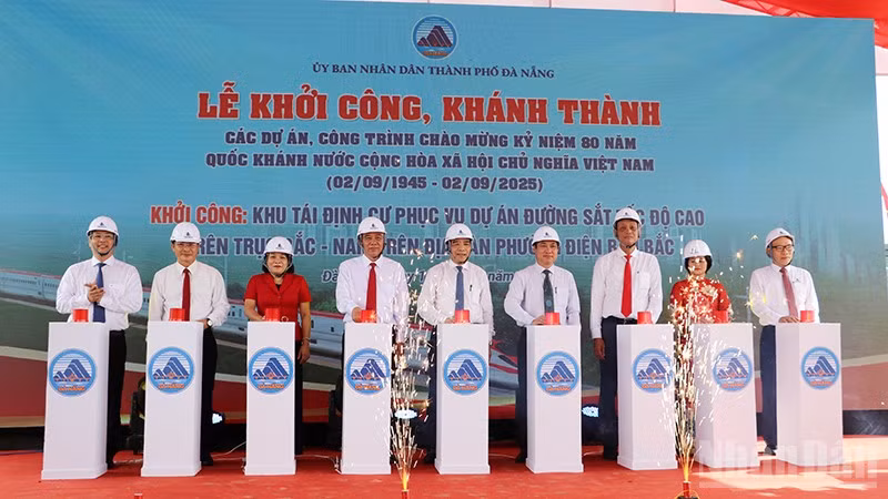 Các đại biểu bấm nút khởi công công trình Khu tái định cư.