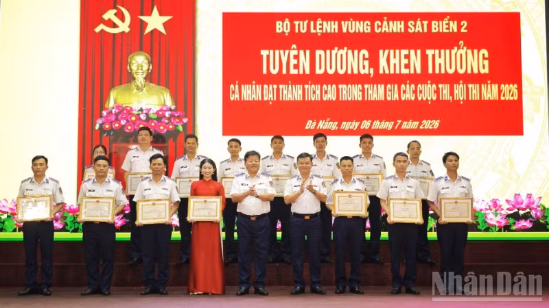 Tư lệnh, Chính ủy Vùng Cảnh sát biển 2 khen thưởng các cá nhân đạt giải cao trong các hội thi, cuộc thi.