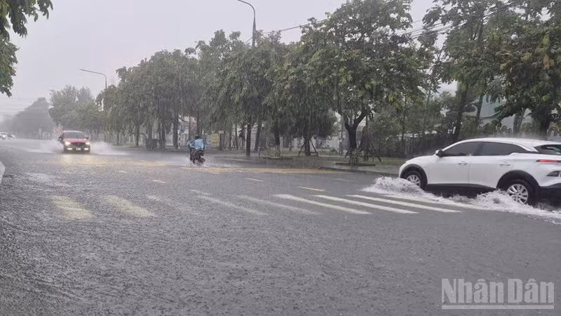 Mưa lớn kéo dài khiến nhiều tuyến đường ở khu vực Tam Kỳ, Đà Nẵng, ngập cục bộ. (Ảnh: ANH QUÂN)