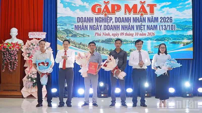 Ra mắt Ban vận động thành lập Hội doanh nghiệp xã Phú Ninh. (Ảnh: QV)