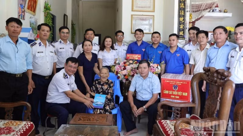 Đại tá Lê Huy, Chính ủy Bộ Tư lệnh Vùng Cảnh sát biển 2 thăm hỏi sức khỏe Mẹ Việt Nam anh hùng Nguyễn Thị Minh.