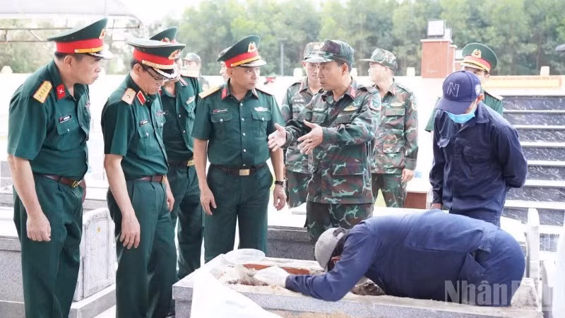 Thiếu tướng Lương Đình Chung, Chính ủy Quân khu 5, động viên tổ công tác đang thực hiện nhiệm vụ lấy mẫu hài cốt liệt sĩ tại Nghĩa trang Liệt sĩ Tam Ngọc, phường Hương Trà, thành phố Đà Nẵng.