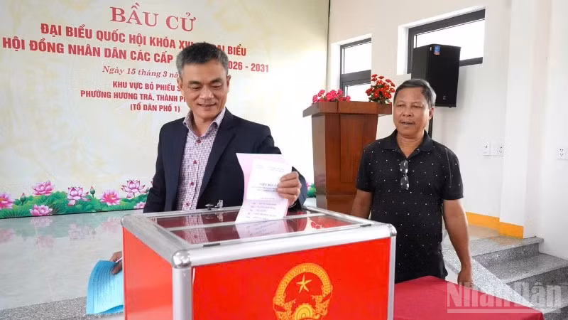 Bí thư Đảng ủy phường Hương Trà, thành phố Đà Nẵng Phạm Hoàng Đức thực hiện bỏ phiếu thử.