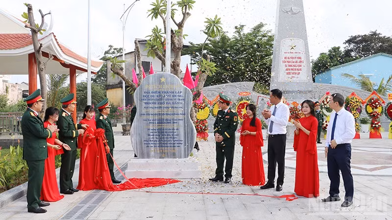 Các đại biểu khánh thành Bia di tích lịch sử địa điểm thành lập Đội du kích Vũ Hùng.
