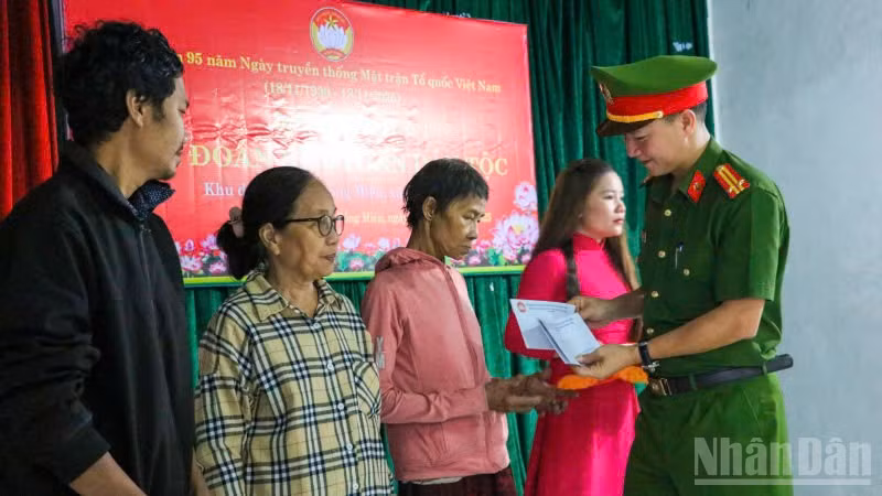 Trung tá Nguyễn Hoàng Cầu, Trưởng Công an xã Phú Ninh tặng quà các hộ có hoàn cảnh khó khăn của khu dân cư thôn Bồng Miêu.