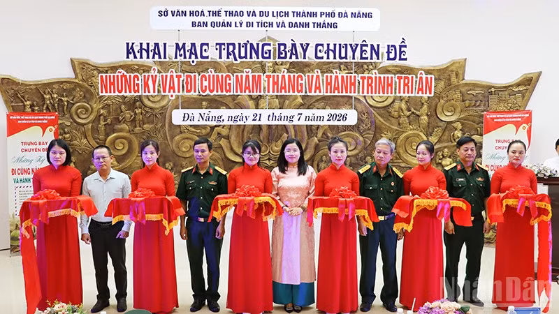Các đại biểu cắt băng khai mạc trưng bày chuyên đề.