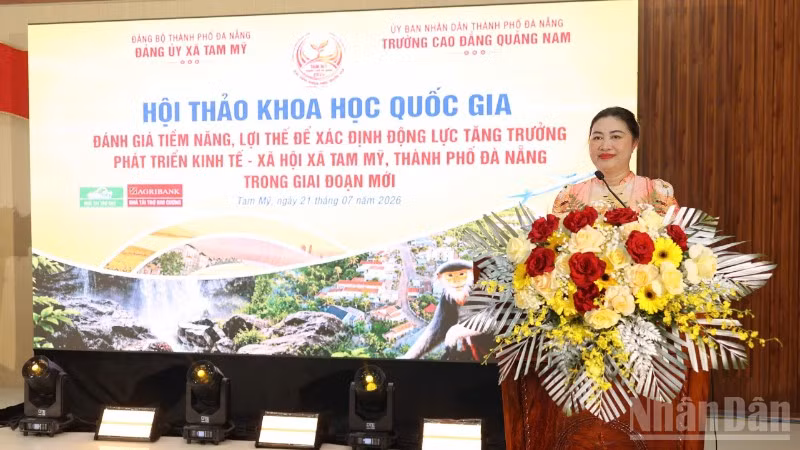Phó Giáo sư, Tiến sĩ Vũ Thị Phương Anh, Hiệu trưởng Trường cao đẳng Quảng Nam phát biểu tại hội thảo.