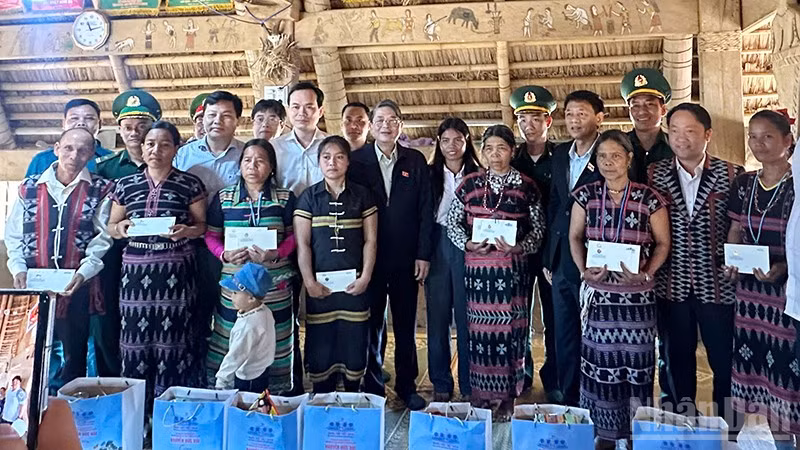Phó Chủ tịch Quốc hội Nguyễn Đức Hải tặng quà người dân bị thiệt hại do thiên tai tại xã Hùng Sơn.