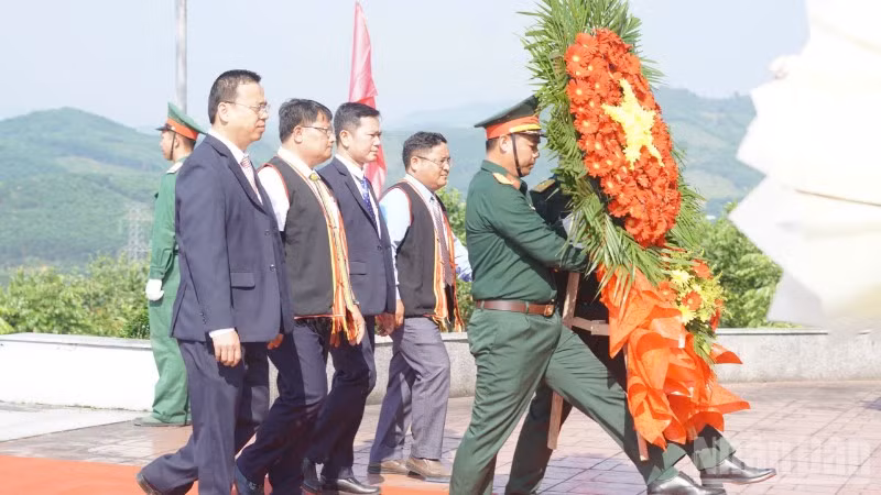 Dâng hoa kỷ niệm 55 năm Chiến thắng Đồn Xã Đốc tại Di tích lịch sử Chiến thắng Đồn Xã Đốc.