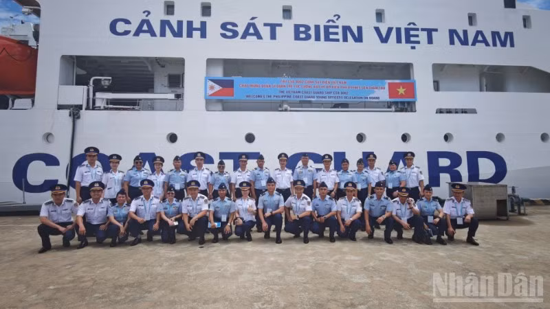 Đoàn sĩ quan trẻ Cảnh sát biển Việt Nam và Lực lượng Bảo vệ bờ biển Philippines thăm Bộ Tư lệnh Vùng Cảnh sát biển 2.