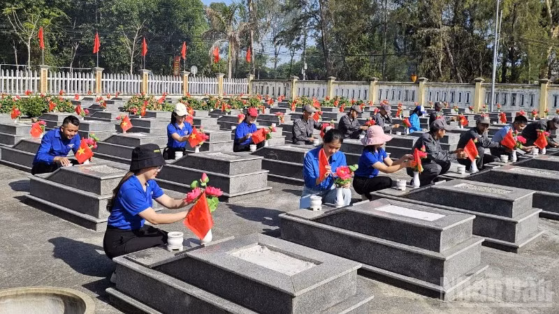 Đoàn viên, thanh niên Bộ Tư lệnh Vùng Cảnh sát biển 2 đã phối hợp với Đoàn các địa phương ra quân vệ sinh, chỉnh trang, tu bổ Nghĩa trang liệt sĩ, Đài tưởng niệm.