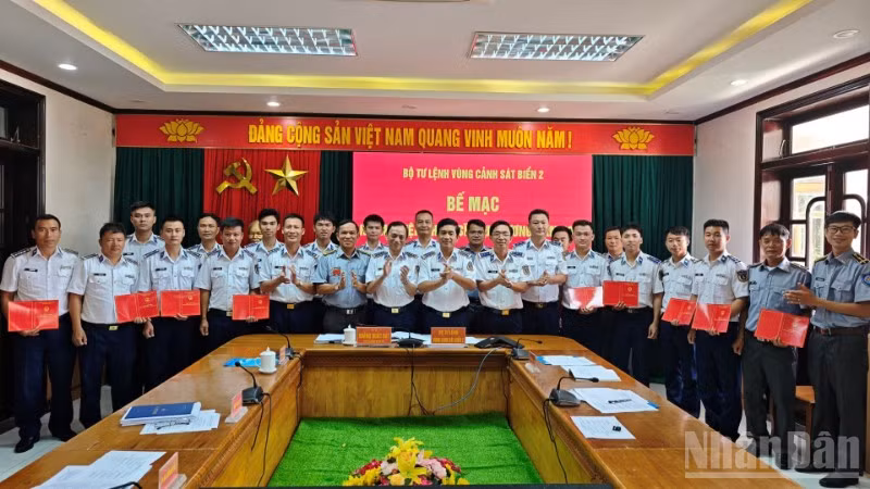 Trao giấy chứng nhận hoàn thành khóa học cho các học viên lớp tập huấn chiến sĩ cứu thương năm 2026.