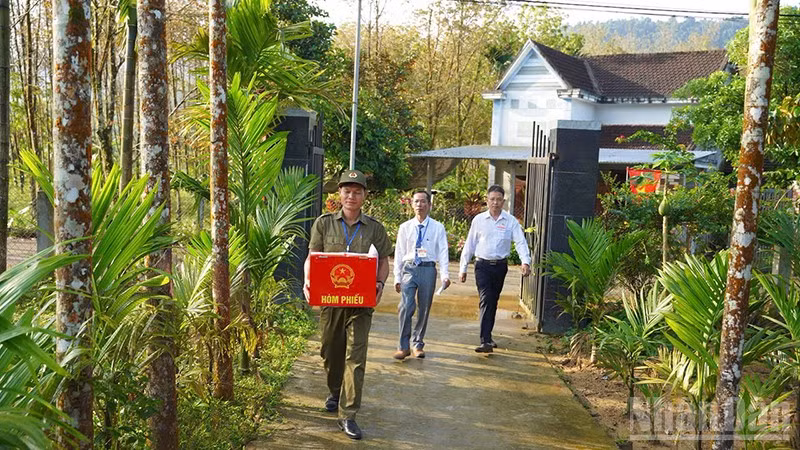 Xã Trà Tân, thành phố Đà Nẵng tổ chức lực lượng vận chuyển thùng phiếu phụ đến tận nơi để người dân được bỏ phiếu.