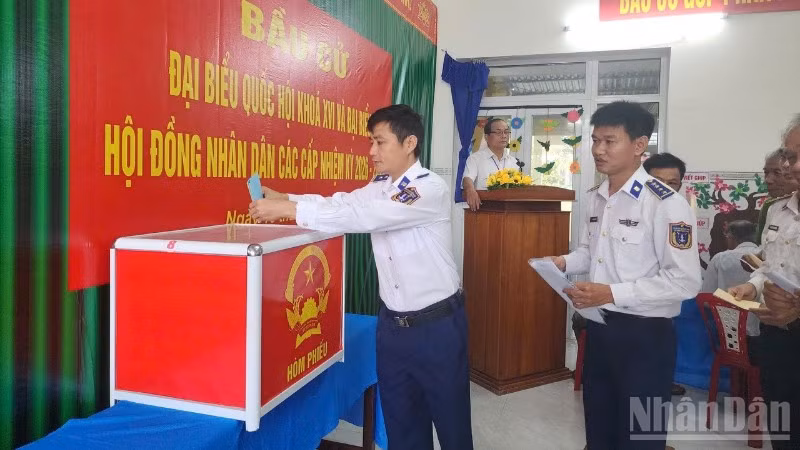 Cán bộ, chiến sĩ Vùng Cảnh sát biển 2 tham gia bầu cử.