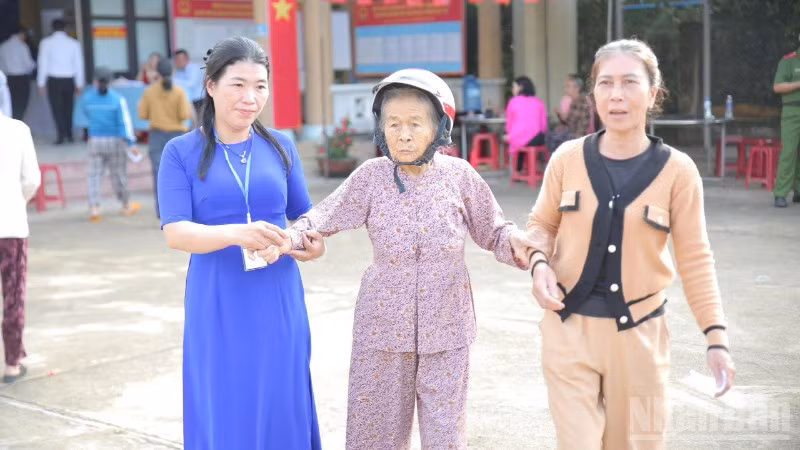 Cư tri cao tuổi ở xã đảo Tam Hải trực tiếp đến điểm bầu cử để bỏ phiếu.