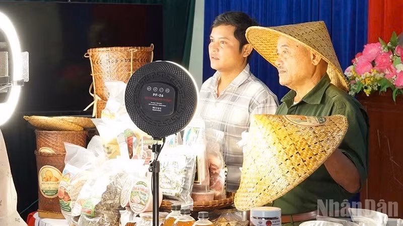 Các hộ kinh doanh, hợp tác xã, nông dân và thanh niên của địa phương tham gia hoạt động thực hành livestream bán hàng trên nền tảng TikTok. (Ảnh: TRÀ ĐỐC)