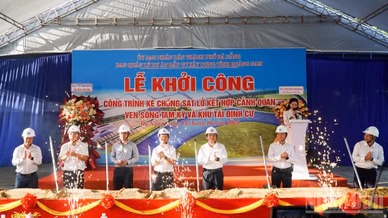 Các đại biểu thực hiện nghi thức động thổ khởi công.