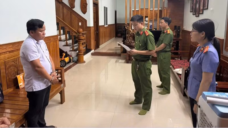 Các lực lượng chức năng thực hiện Lệnh khám xét nơi ở đối với đối tượng Trần Đăng Hùng.