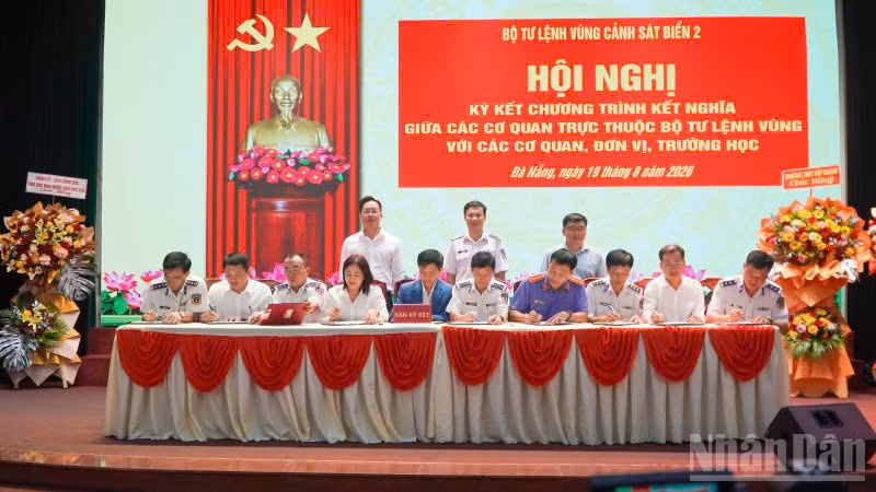 Các cơ quan trực thuộc Bộ Tư lệnh Vùng Cảnh sát biển 2 ký kết chương trình kết nghĩa với các cơ quan, đơn vị, trường học. (Ảnh: Anh Quân)