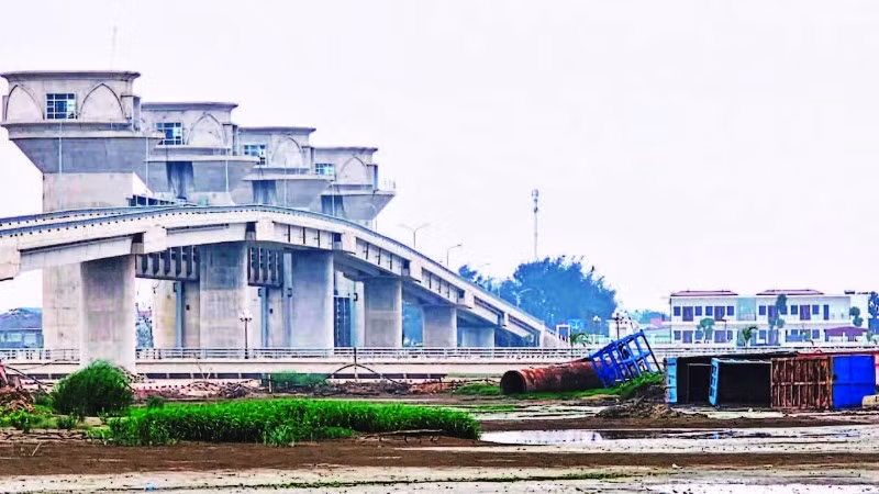 Đập ngăn mặn, trữ ngọt trên sông Lèn, phục vụ sản xuất, đời sống nhân dân các địa phương phía đông bắc tỉnh Thanh Hóa. (Ảnh: MAI LUẬN)