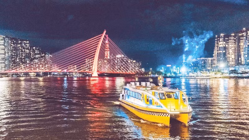 Tuyến buýt sông số 1 (Bạch Đằng-Linh Đông) thu hút đông đảo người dân và du khách tham quan sông Sài Gòn, góp phần phát triển kinh tế và hoạt động du lịch “sông nước” cho Thành phố Hồ Chí Minh (Ảnh: QUÝ HIỀN)
