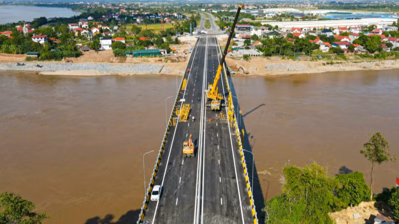 Cầu Phong Châu khi được đưa vào khai thác, sẽ góp phần giảm tải áp lực giao thông. (Ảnh LÊ KHÁNH)