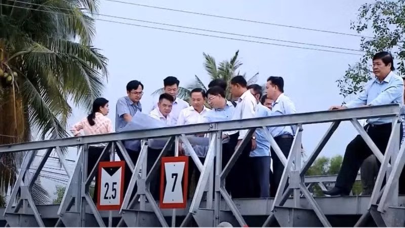 Lãnh đạo Sở Nông nghiệp và Môi trường tỉnh An Giang và đại diện Công ty trách nhiệm hữu hạn một thành viên khai thác thủy lợi miền nam kiểm tra một số công trình thủy lợi tại xã Gò Quao-tỉnh An Giang.