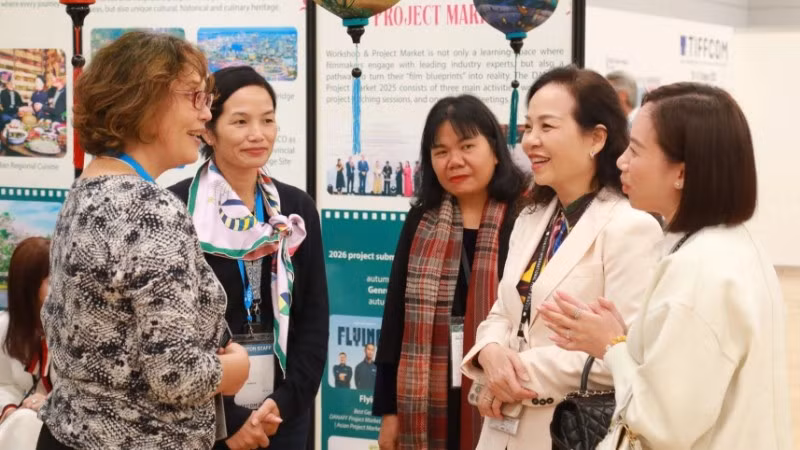 Chủ tịch VFDA Ngô Phương Lan giới thiệu với khách quốc tế về Liên hoan phim châu Á Đà Nẵng và các bối cảnh quay phim ở Việt Nam. (Ảnh: VFDA)