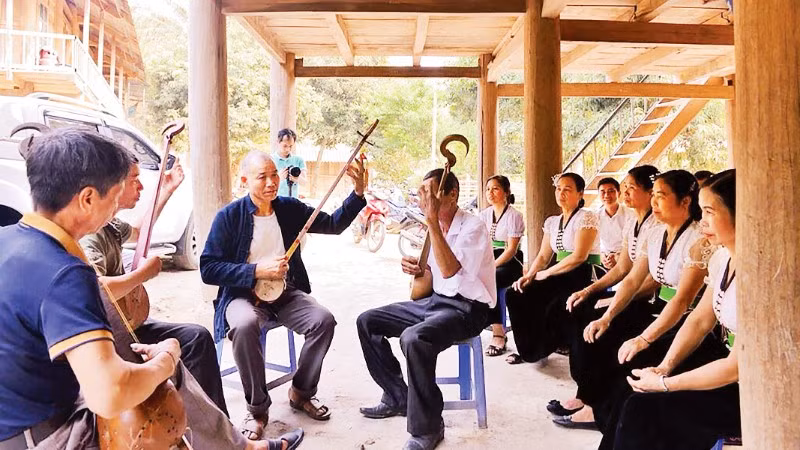 Ông Điện hướng dẫn các thành viên trong câu lạc bộ của bản Nậm Ty cách chơi đàn tính.