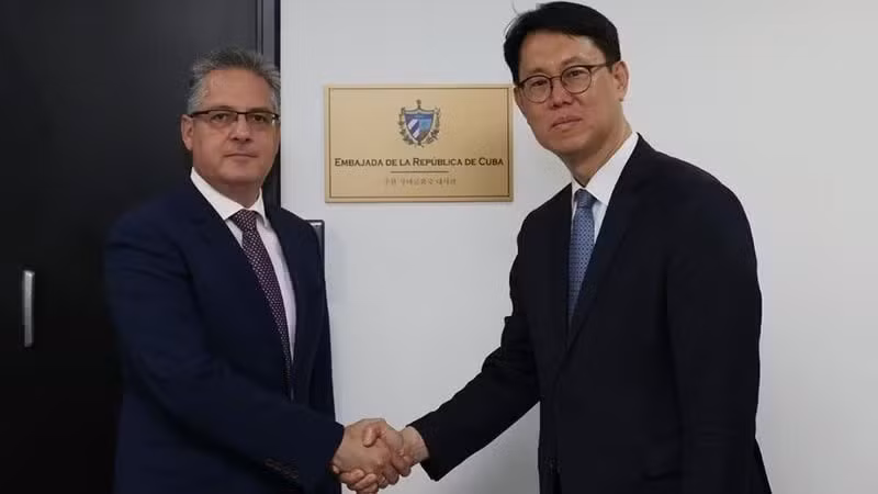 Đại diện Bộ Ngoại giao Cuba và Bộ Ngoại giao Hàn Quốc trong buổi lễ khánh thành tấm biển trước lễ khánh thành chính thức Đại sứ quán Cuba tại Seoul, ngày 10/6. (Ảnh: Yonhap/TTXVN)