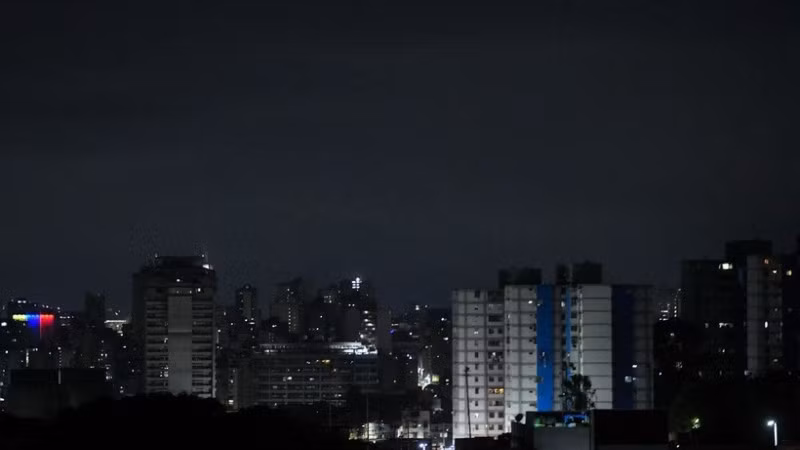 Quang cảnh thủ đô Caracas của Venezuela rạng sáng 3/1/2026. (Nguồn: THX/TTXVN)