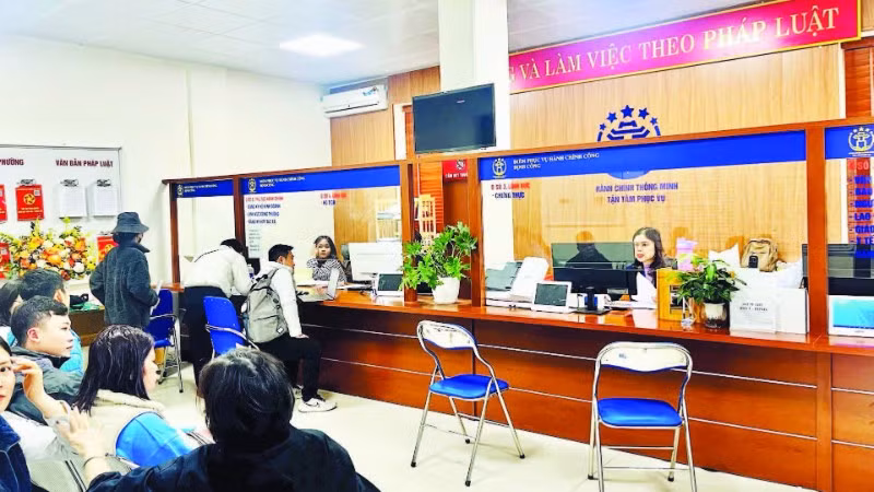 Công dân thực hiện thủ tục hành chính tại phường Định Công, Hà Nội.