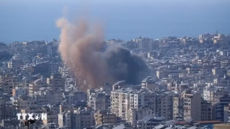 Khói bốc lên từ địa điểm ở ngoại ô Beirut, Liban sau cuộc không kích của Israel. (Ảnh: THX/TTXVN)