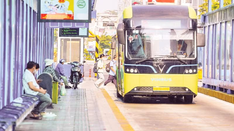 Thành phố Hồ Chí Minh đặt lộ trình cụ thể đến năm 2030 đưa vào hoạt động phương tiện công cộng thân thiện với môi trường (Ảnh: THẾ ANH)