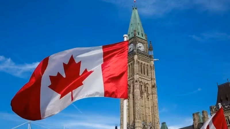 Quốc kỳ Canada tung bay tại Đồi Quốc hội ở Ottawa. (Ảnh: Chính phủ Canada)