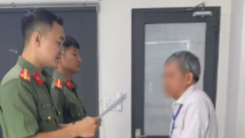 Cơ quan chức năng làm việc với ông Tăng Hà Nam Anh (Ảnh: Công an cung cấp)