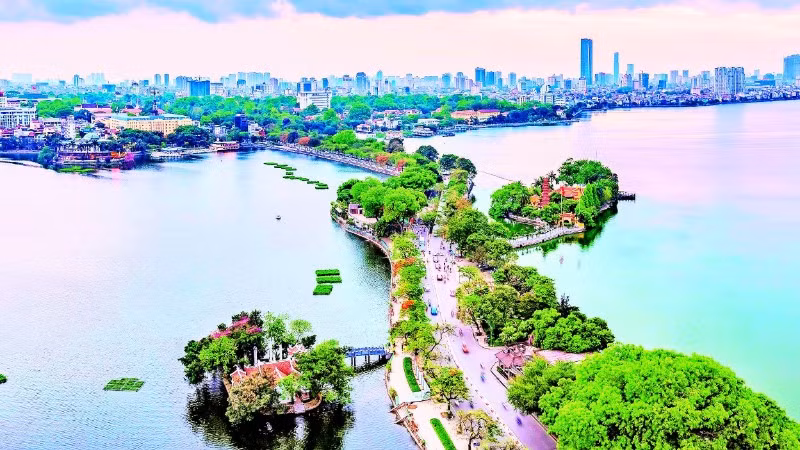 Hồ Tây và hồ Trúc Bạch mang giá trị lịch sử, văn hóa sâu sắc và là một phần quan trọng trong đời sống tinh thần của người dân Hà Nội. (Ảnh: TUỆ NGHI)