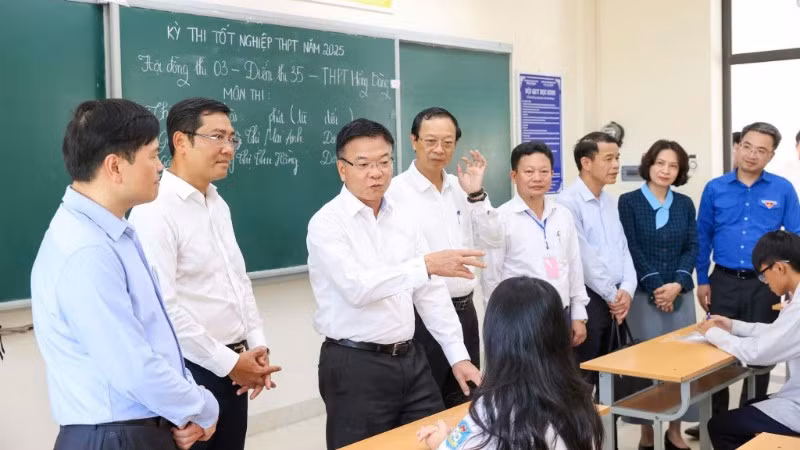 Phó Thủ tướng Lê Thành Long thăm hỏi, động viên các thí sinh đang nghe quy chế, hướng dẫn thủ tục thi.