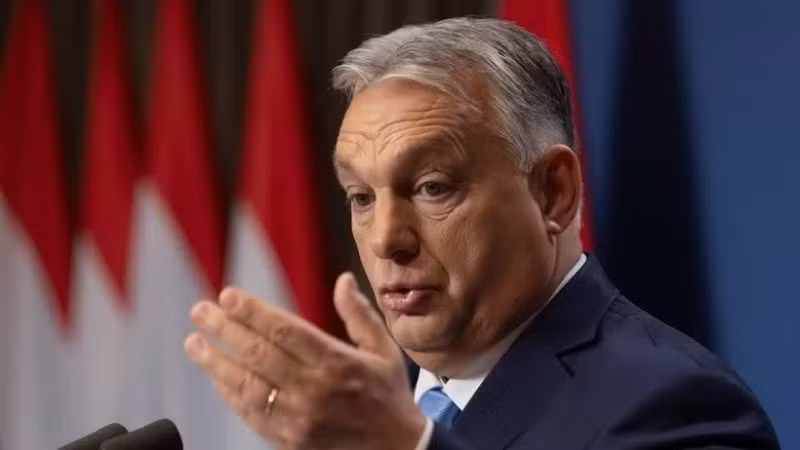 Thủ tướng Hungary Viktor Orban phát biểu trong một cuộc họp báo tại Budapest. (Ảnh: THX/TTXVN)