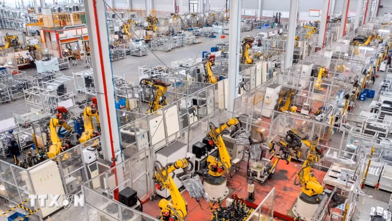 Bên trong nhà máy sản xuất xe điện ở tỉnh Chiết Giang (Trung Quốc). (Nguồn: THX/TTXVN)