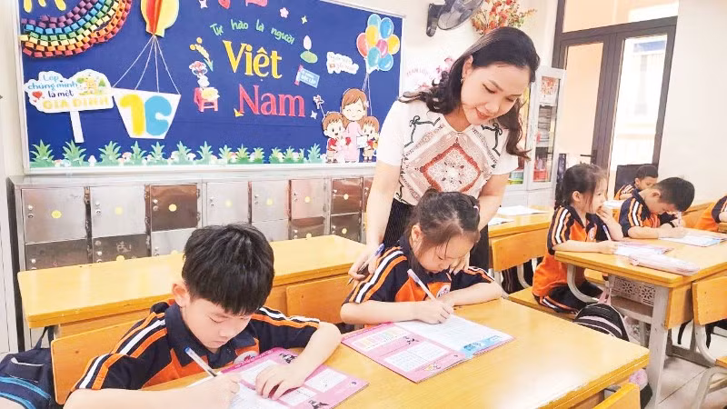 Để tránh tình trạng quá tải, cần nâng cao chất lượng giáo dục đồng đều tại các trường.