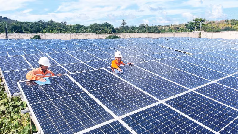 Lắp đặt điện mặt trời trên đảo Phú Quý để đáp ứng nhu cầu của người dân và dịch vụ du lịch.