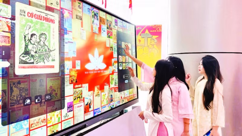 Công chúng trải nghiệm báo Xuân bằng công nghệ số tại Bảo tàng Báo chí Việt Nam.