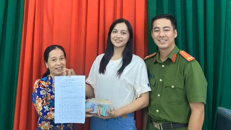 Công an phường Rạch Giá đã tổ chức trao trả toàn bộ số tiền cùng giấy tờ cho chị Nguyễn Trúc Giang. (Ảnh người dân cung cấp).